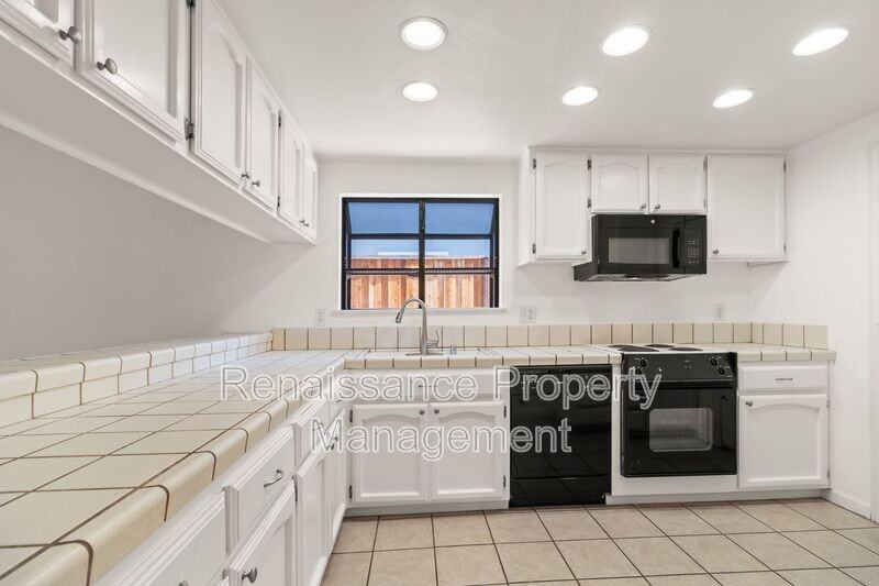 445 W Deerwood Ln - Photo 3 of 39