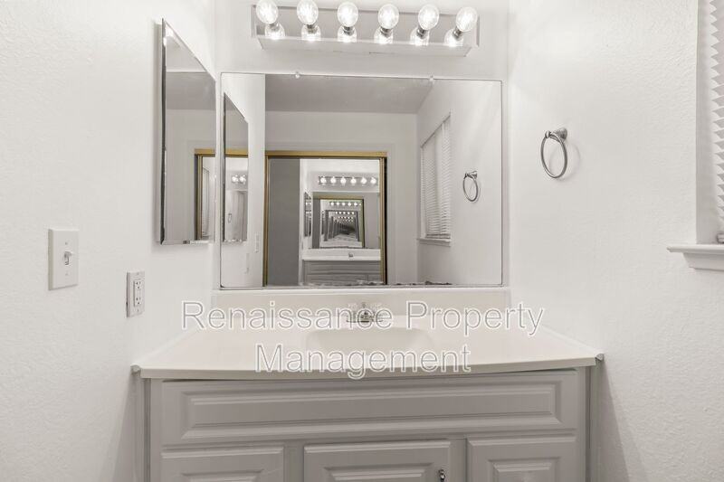 445 W Deerwood Ln - Photo 4 of 39