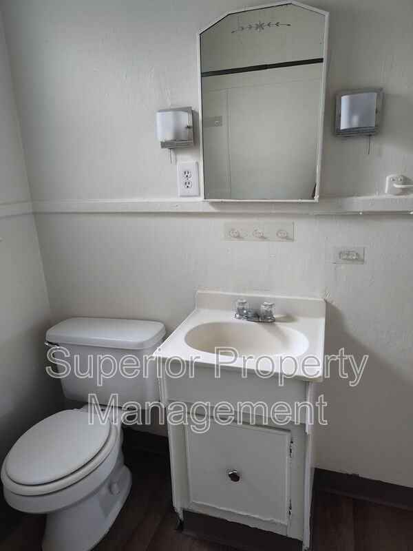206 E 5th St #1 - Photo 5 of 16