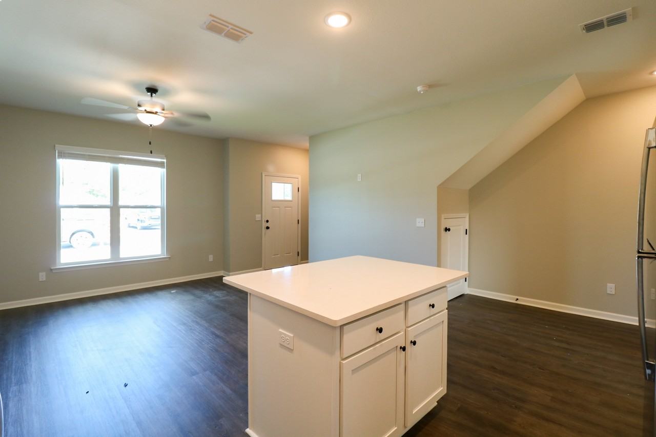 401 Hampton Lane - Photo 4 of 15