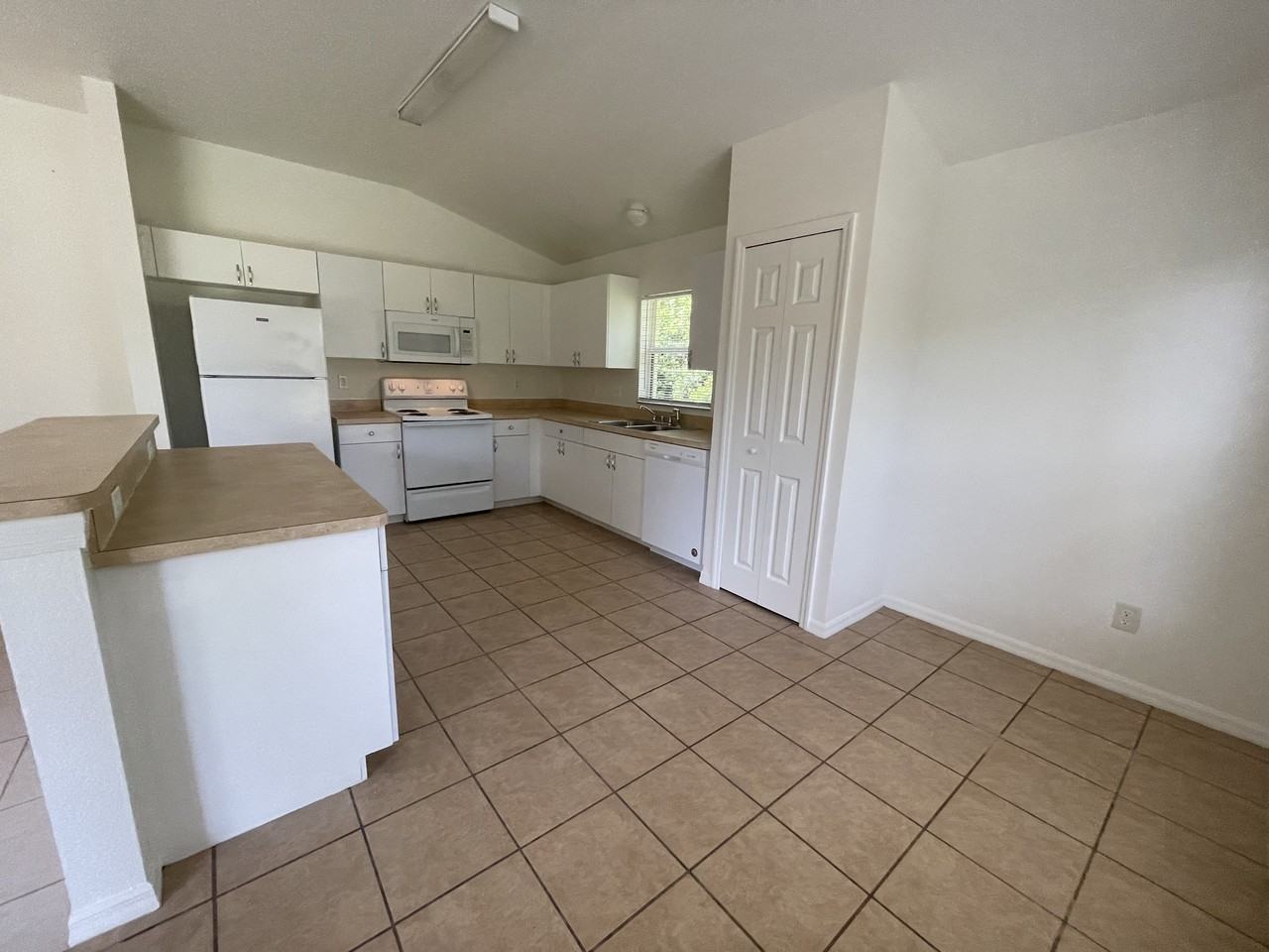 460 Windermere Dr - Photo 4 of 17