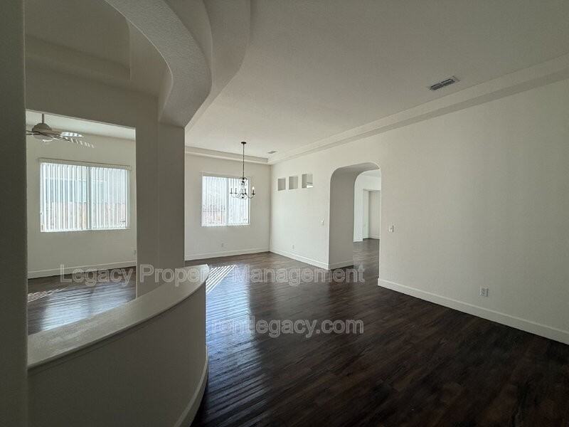 1700 Charm Way - Photo 5 of 37