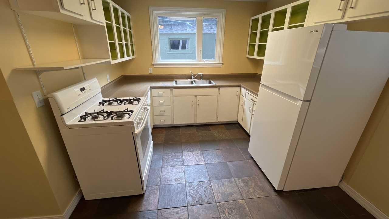 1038 Cooper Ave - Photo 4 of 12