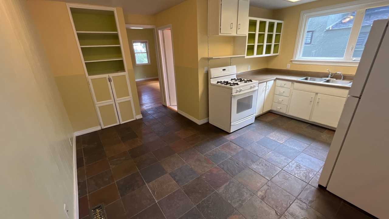 1038 Cooper Ave - Photo 5 of 12