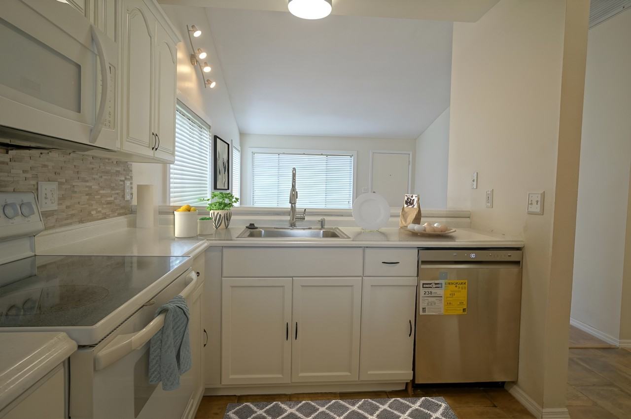 7802 Amberlea Ct - Photo 4 of 30