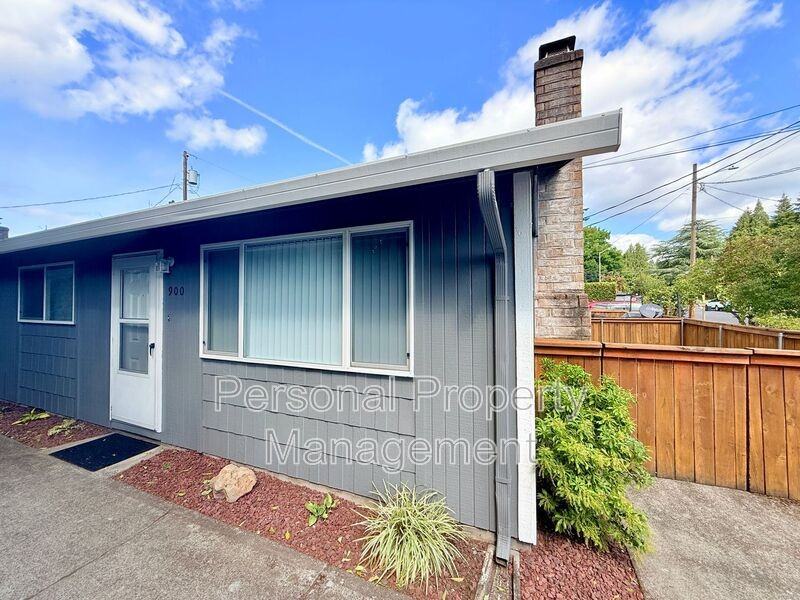 900 Z St
