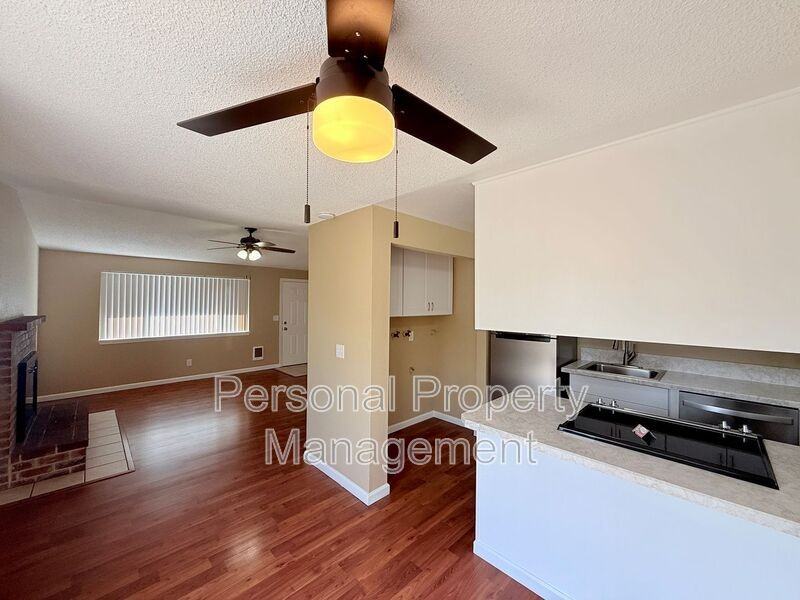 900 Z St - Photo 4 of 18