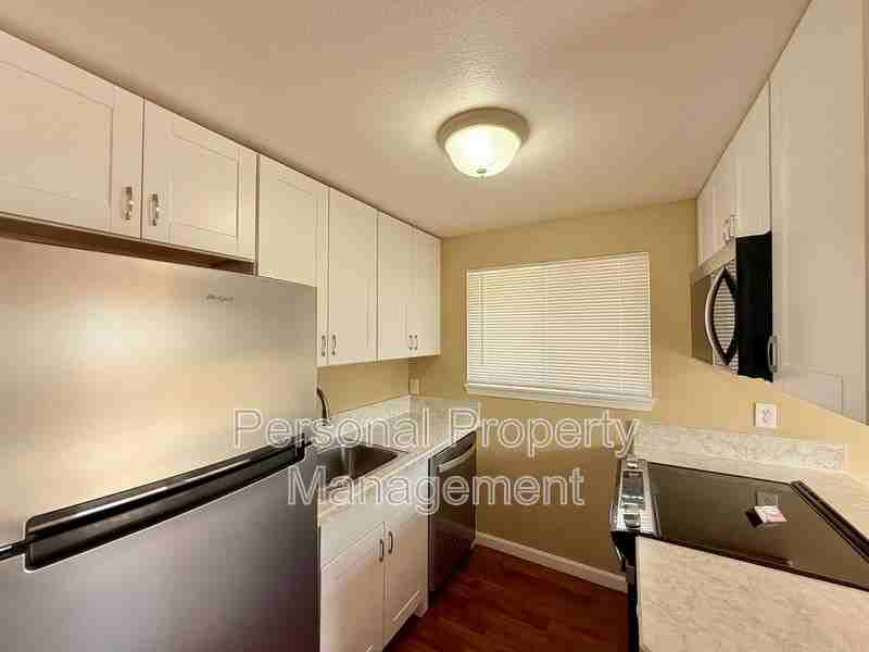 900 Z St - Photo 5 of 18