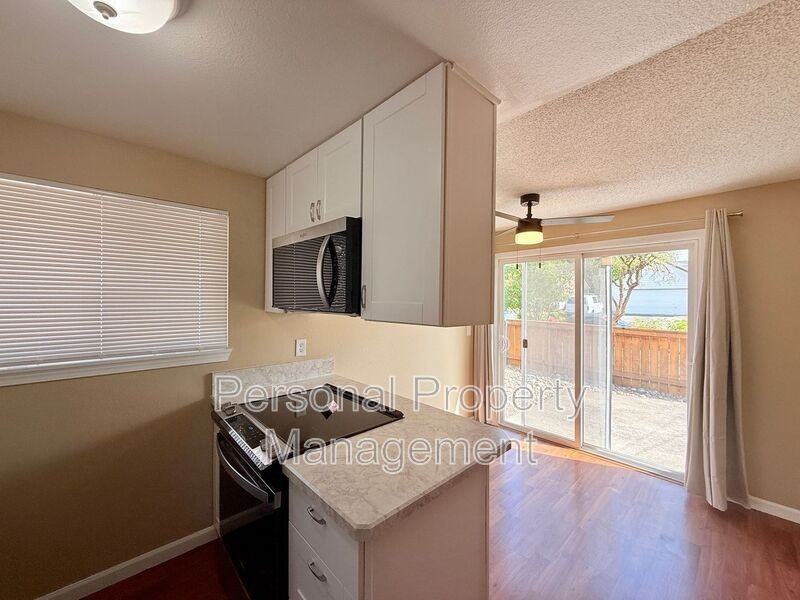 900 Z St - Photo 6 of 18