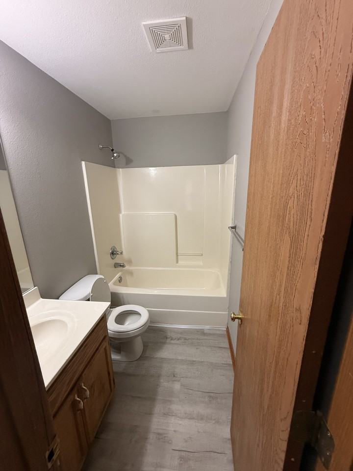 516 S Johnson Dr - Photo 2 of 7