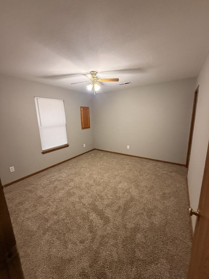 516 S Johnson Dr - Photo 3 of 7