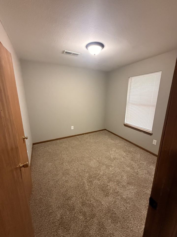 516 S Johnson Dr - Photo 4 of 7