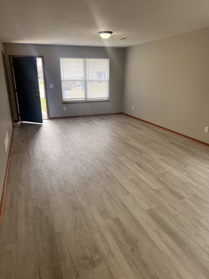 516 S Johnson Dr - Photo 6 of 7