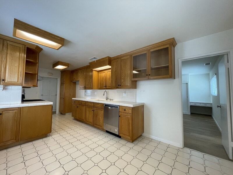 2050 Mcnab Ave - Photo 5 of 26