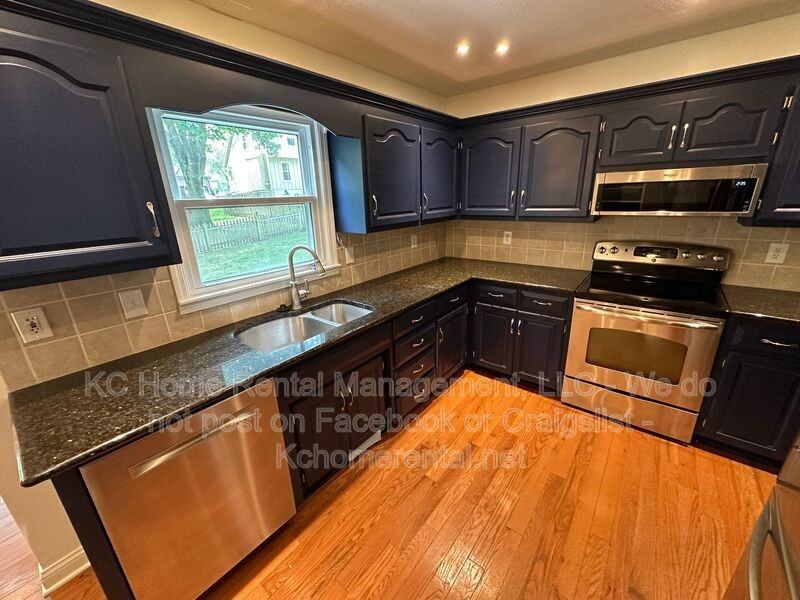 8022 Hall St - Photo 4 of 42