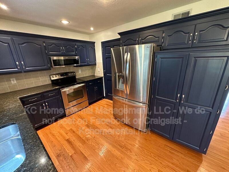 8022 Hall St - Photo 5 of 42