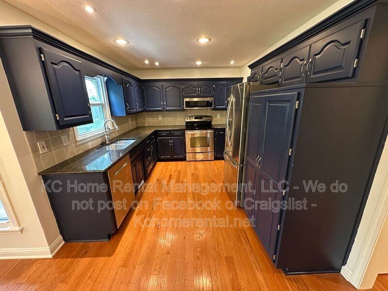 8022 Hall St - Photo 6 of 42