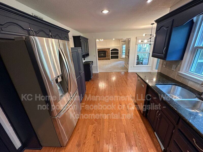 8022 Hall St - Photo 7 of 42