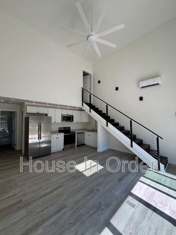 215 Cowan St - Photo 2 of 14