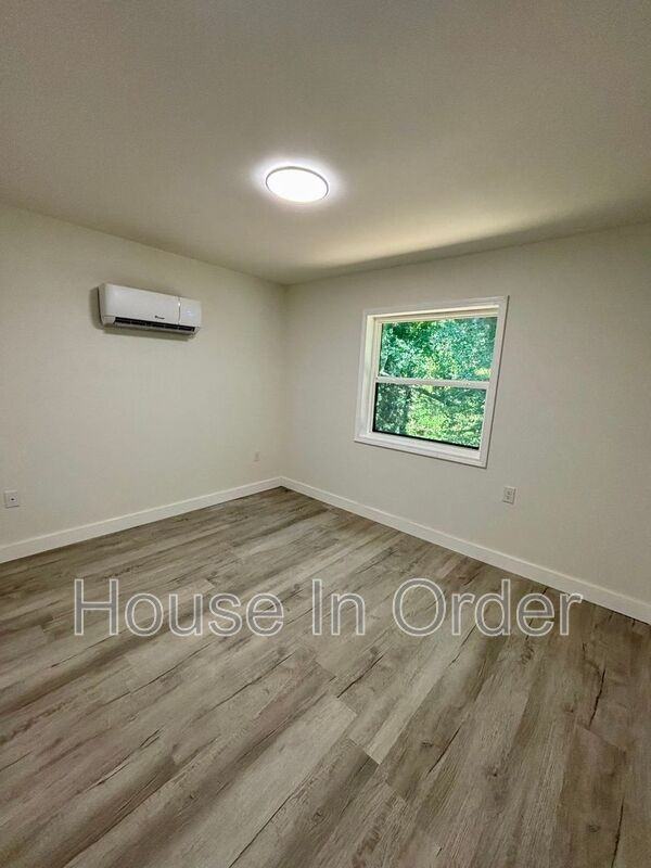215 Cowan St - Photo 4 of 14