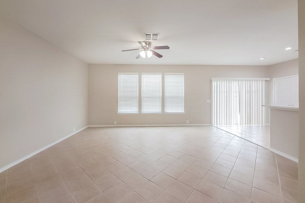 26138 Flinton Dr - Photo 4 of 17