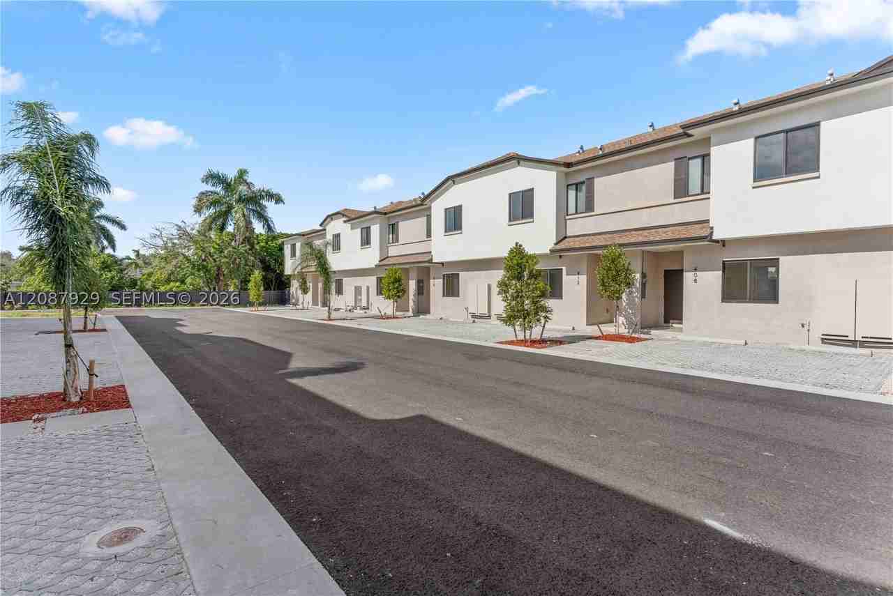 425 Sw Palm Ter #425 - Photo 2 of 18