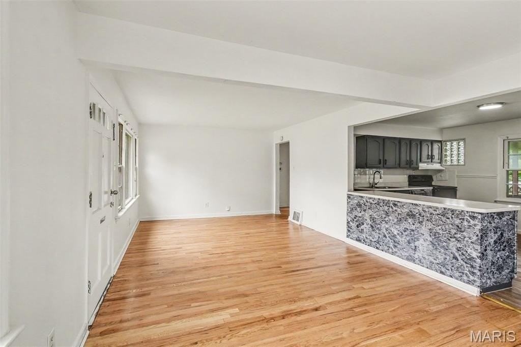 250 Maple Dr - Photo 4 of 16