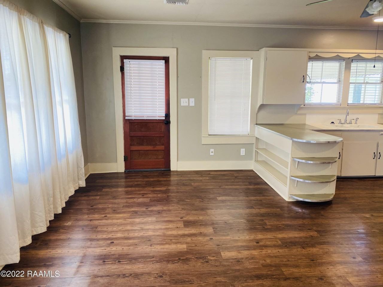 306 S Lee Ave - Photo 3 of 19