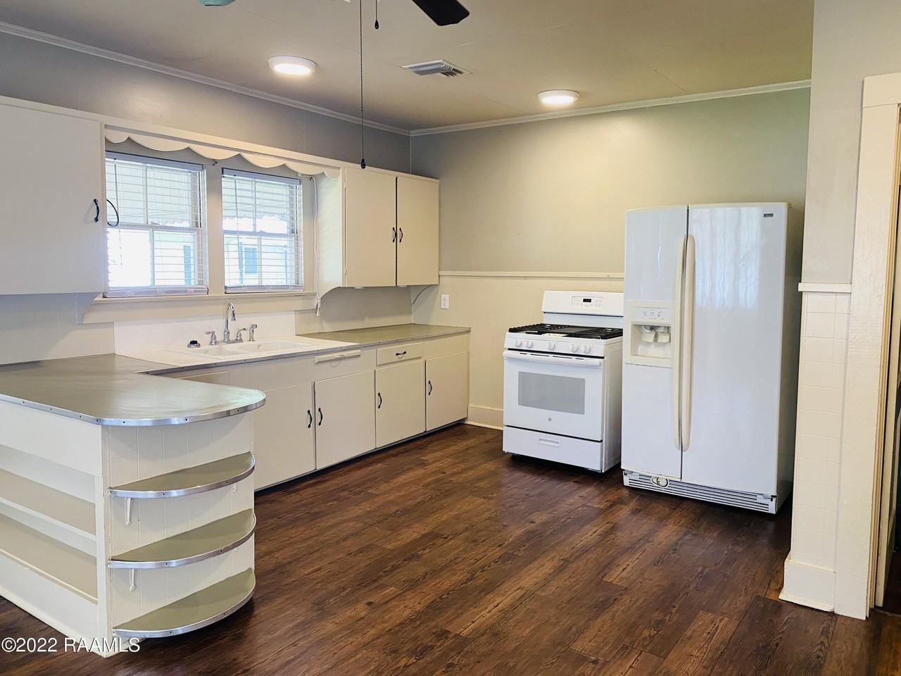 306 S Lee Ave - Photo 4 of 19