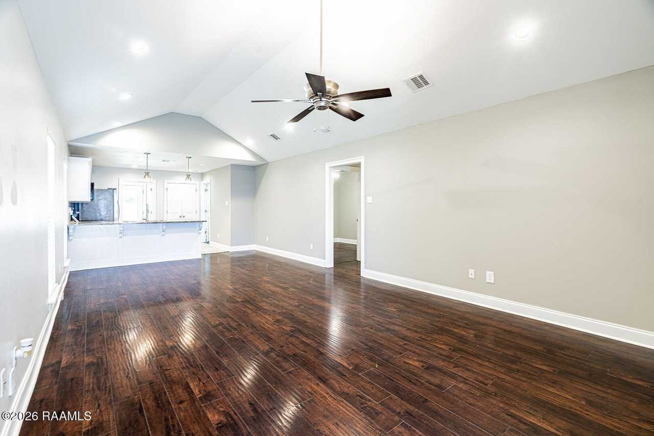 319 Harvest Ln - Photo 3 of 20