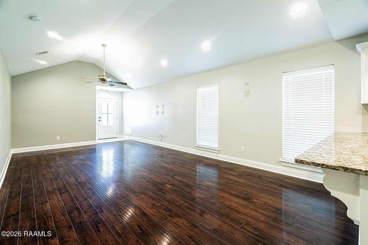 319 Harvest Ln - Photo 4 of 20