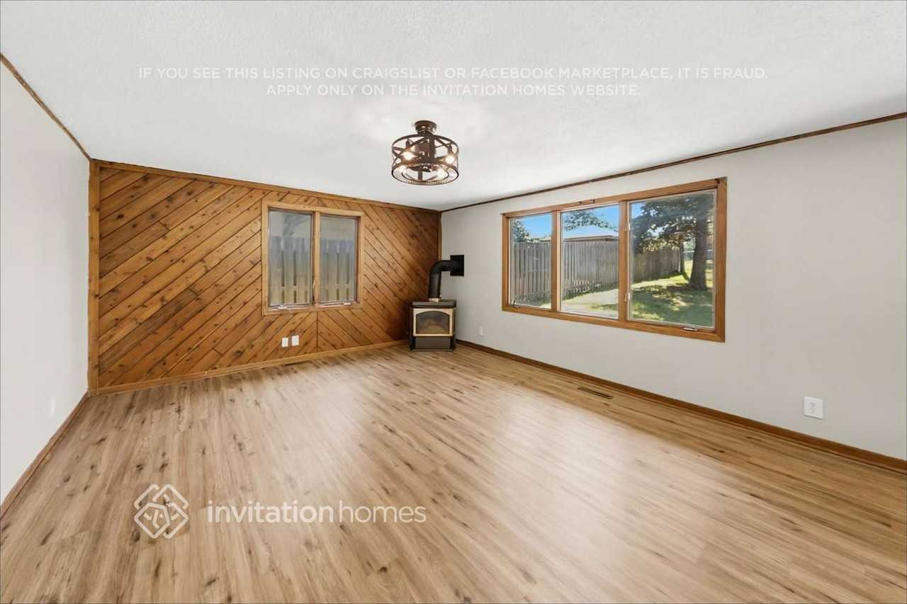 600 57th Ave Ne - Photo 7 of 22