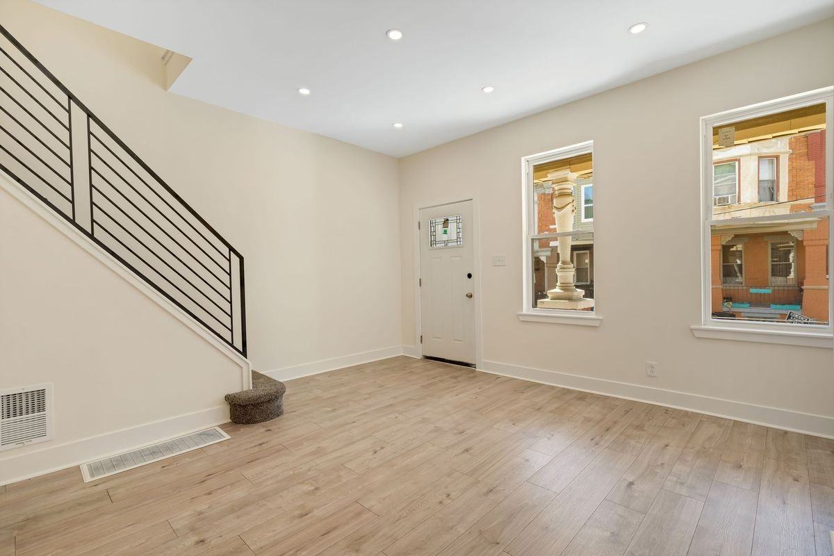 18 W Sharpnack St - Photo 3 of 28