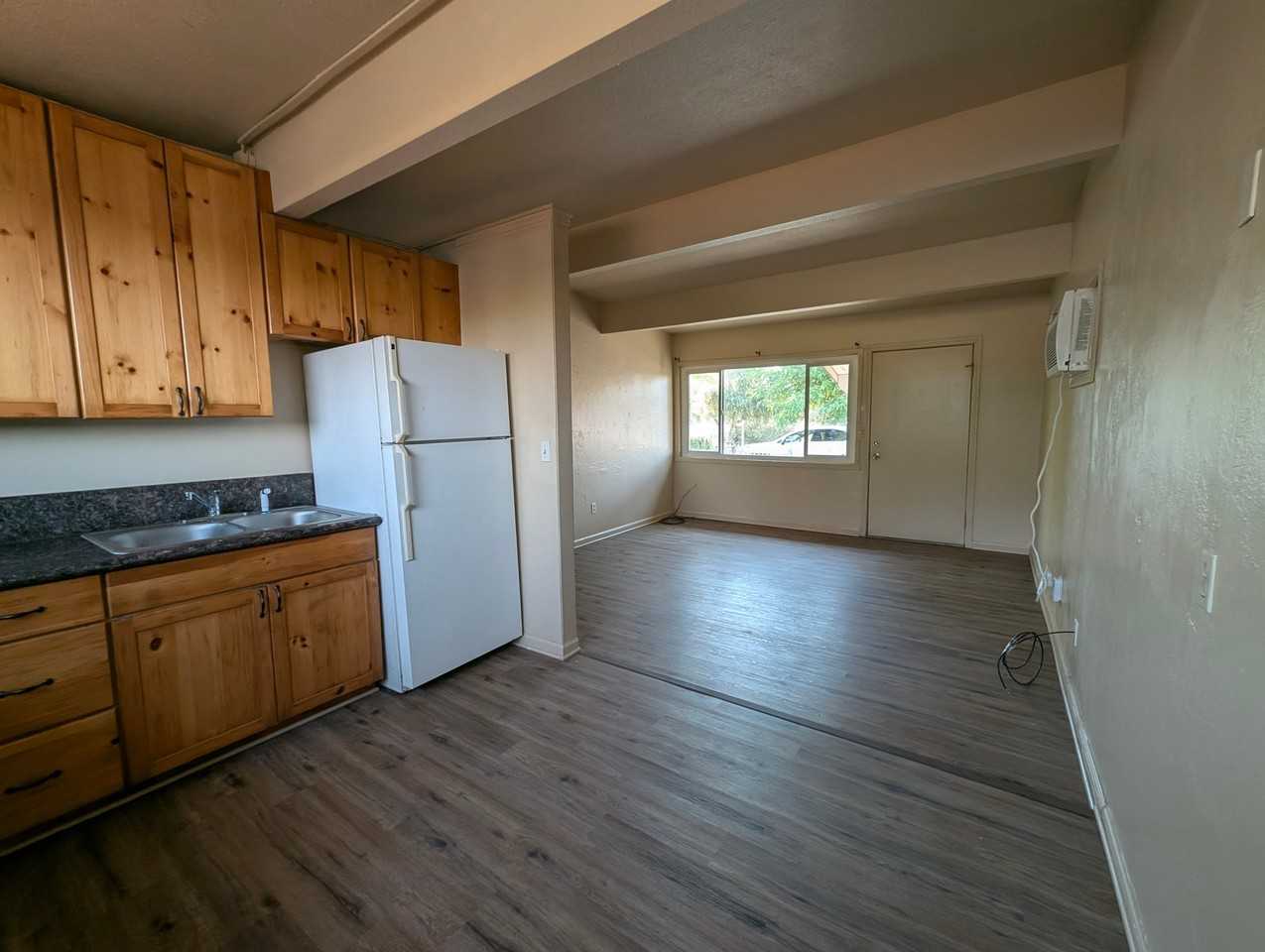 1146 Siskiyou Ave - Photo 2 of 6