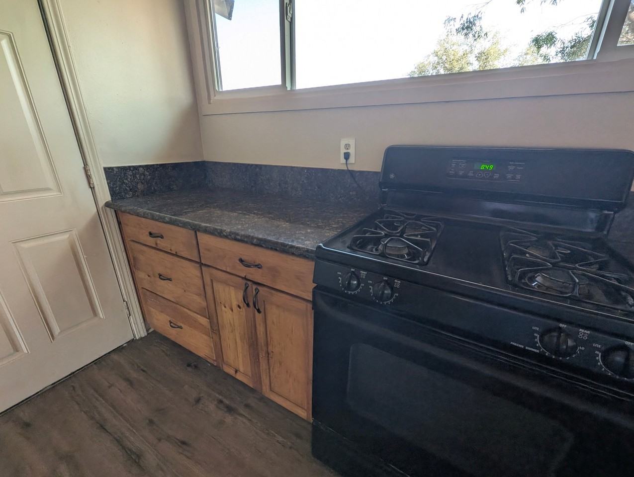 1146 Siskiyou Ave - Photo 3 of 6