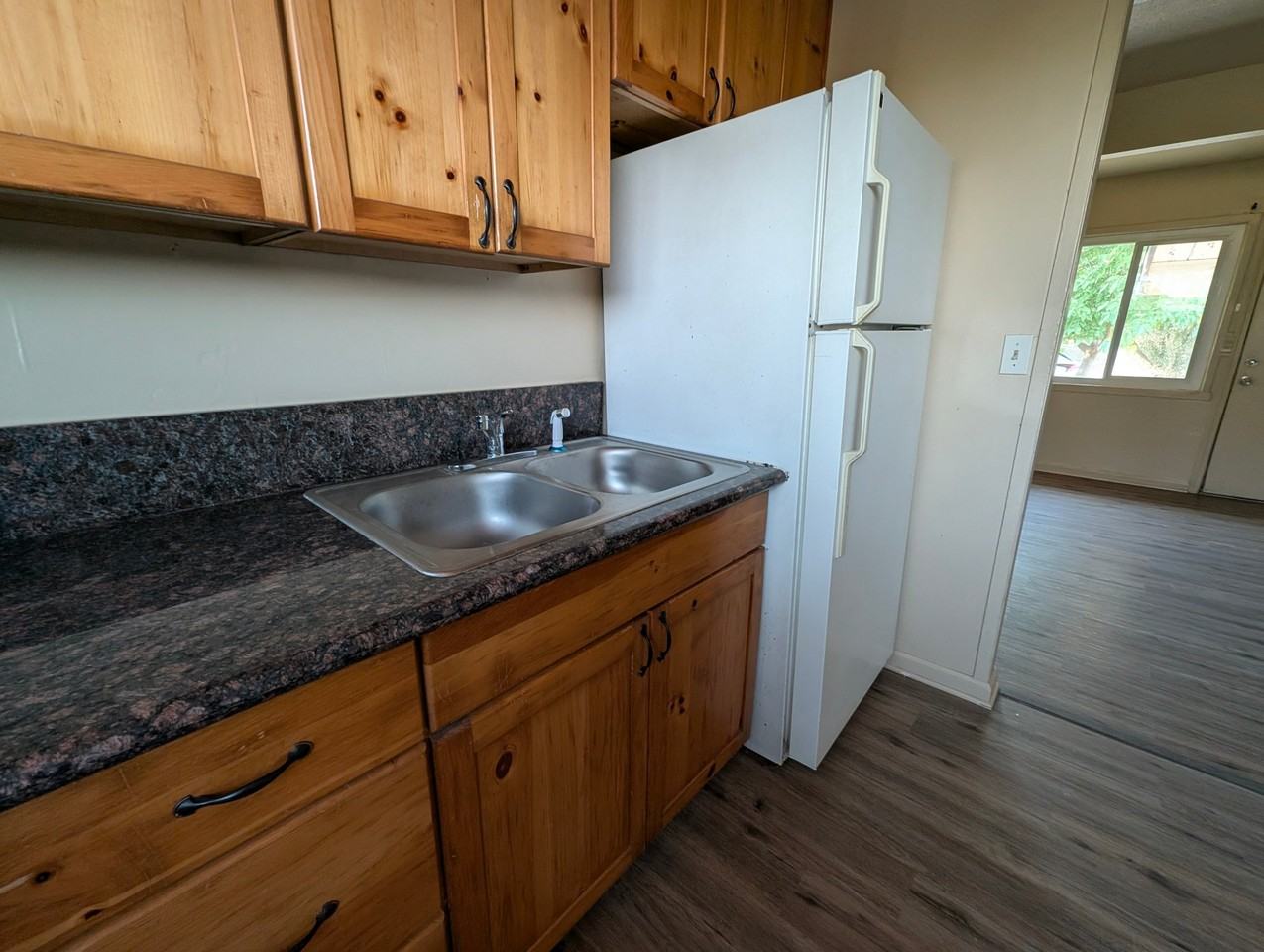 1146 Siskiyou Ave - Photo 4 of 6