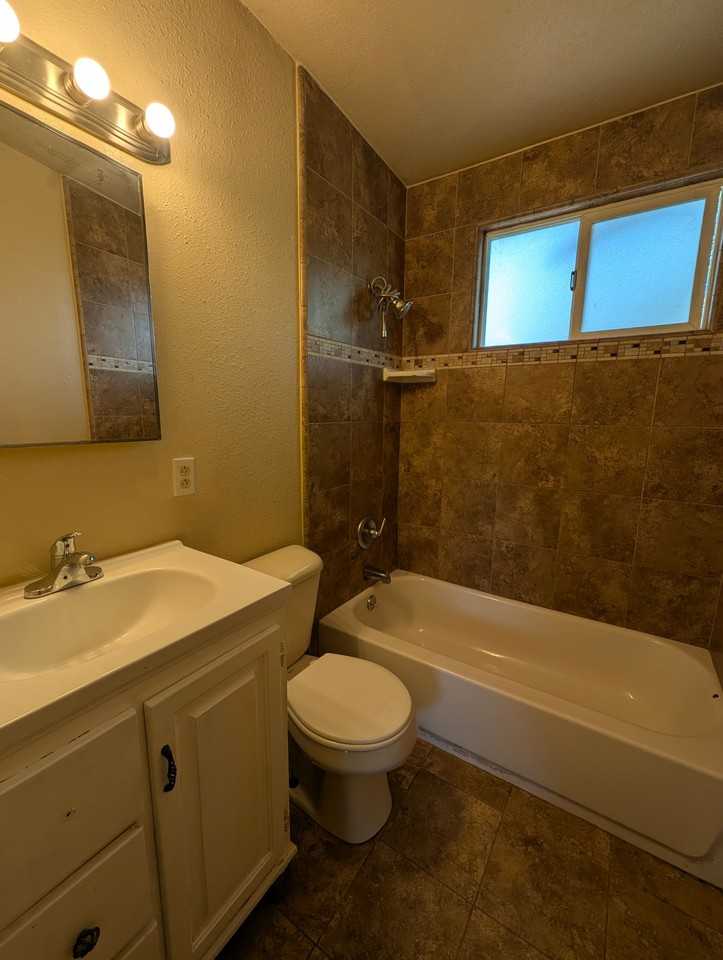 1146 Siskiyou Ave - Photo 5 of 6