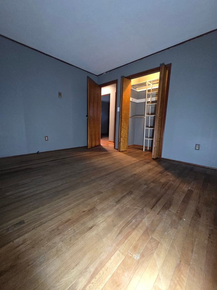 218 E Pierce St - Photo 5 of 13