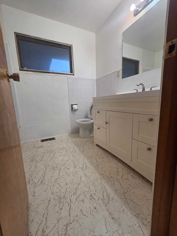 218 E Pierce St - Photo 7 of 13