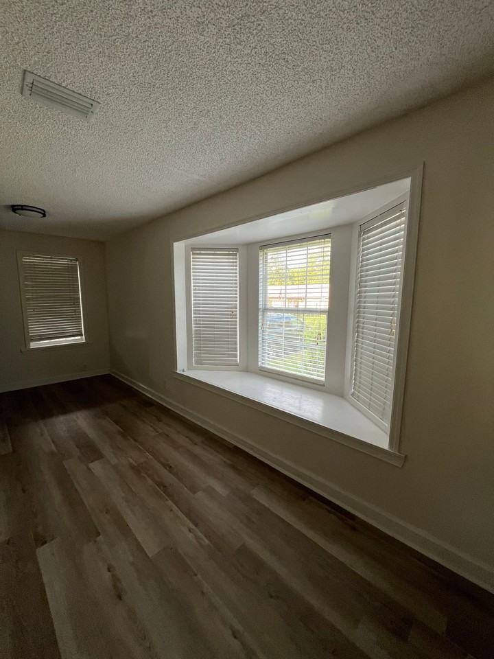 1178 Murray Dr - Photo 6 of 19