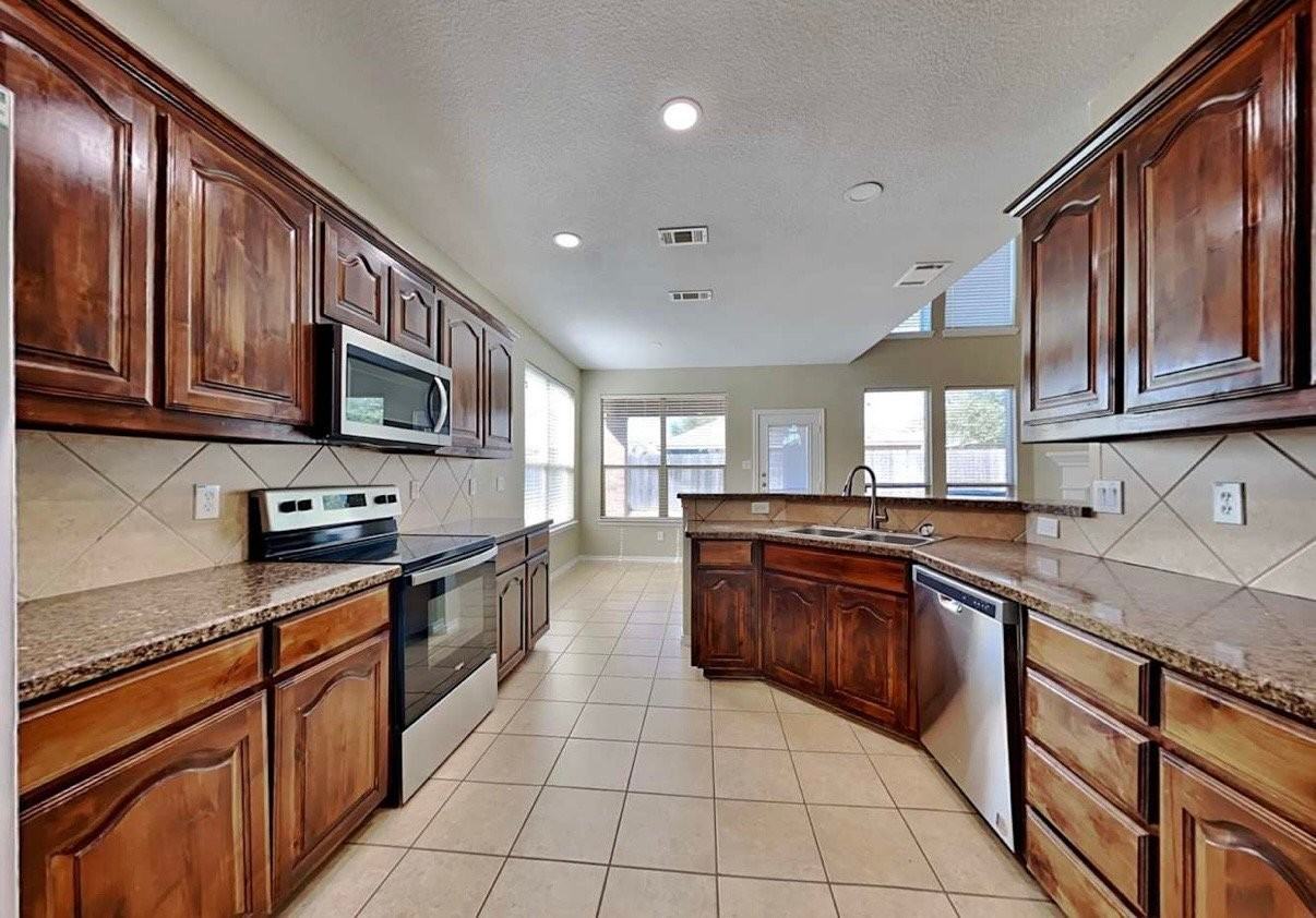 2246 Whitney Dr - Photo 5 of 10