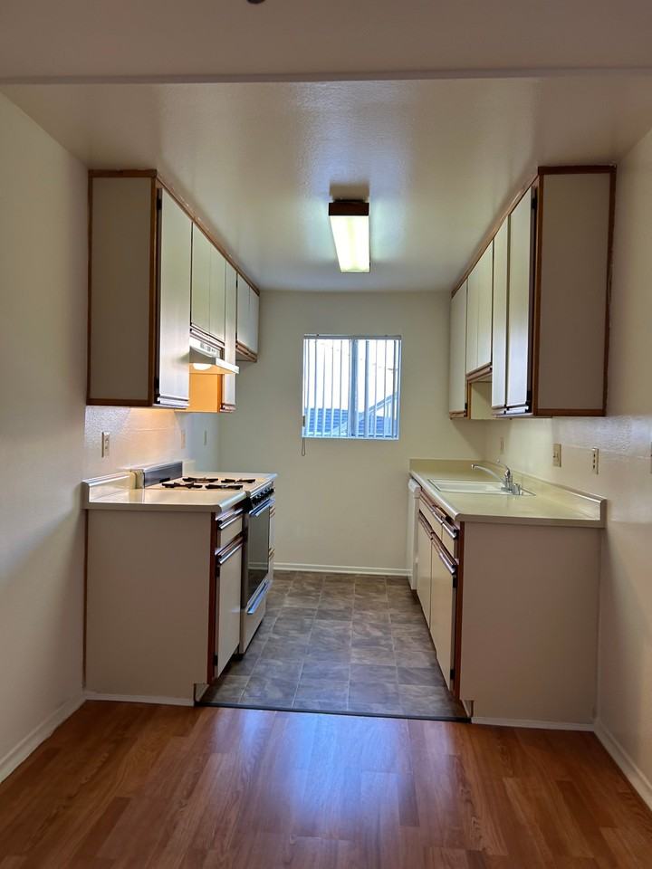 623 E Tujunga Ave #102 - Photo 3 of 6
