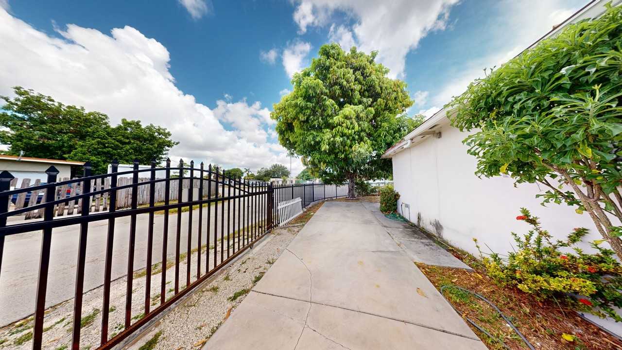 3097 Nw 102nd St #REAR - Photo 4 of 12