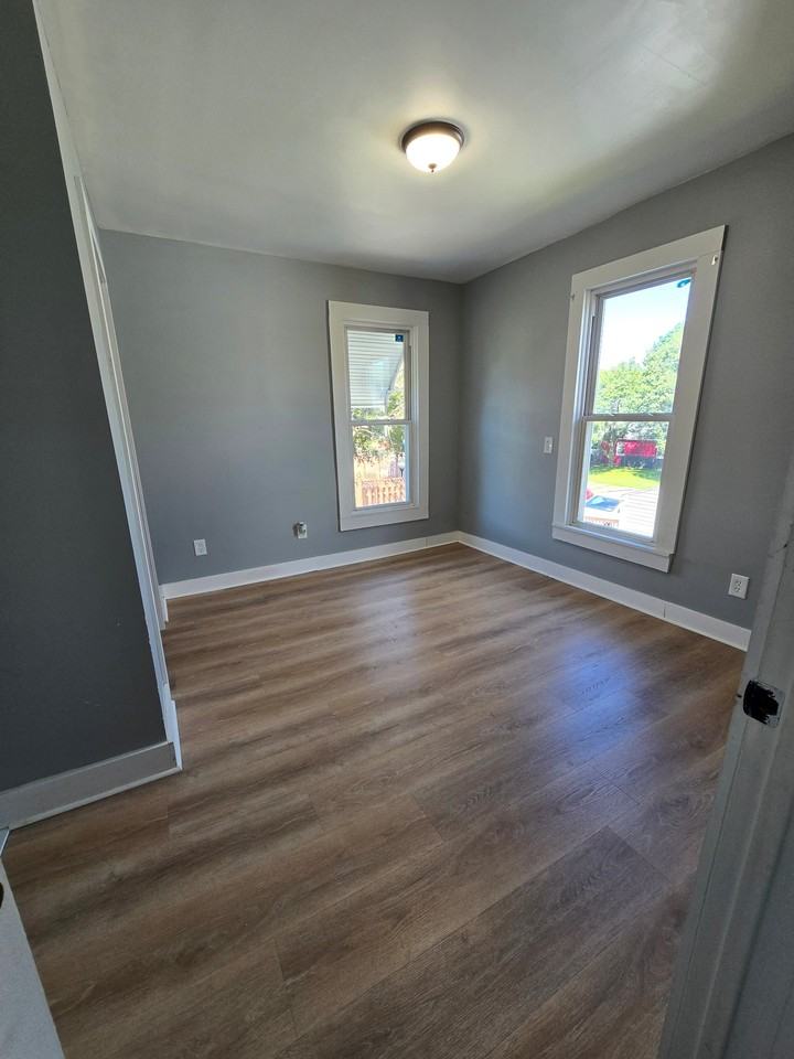 117 Bridge St - Photo 4 of 14