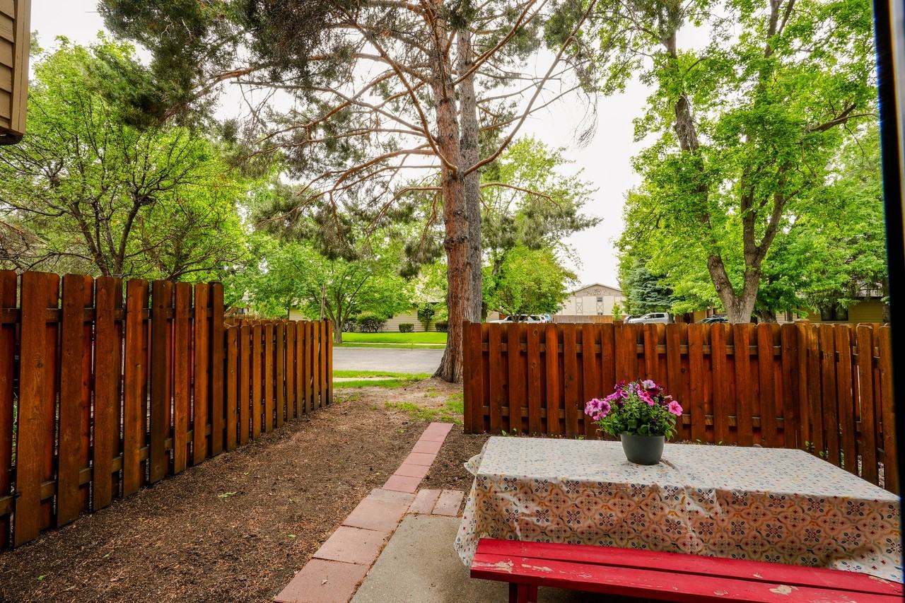 1612 W Olive St #6 - Photo 3 of 20