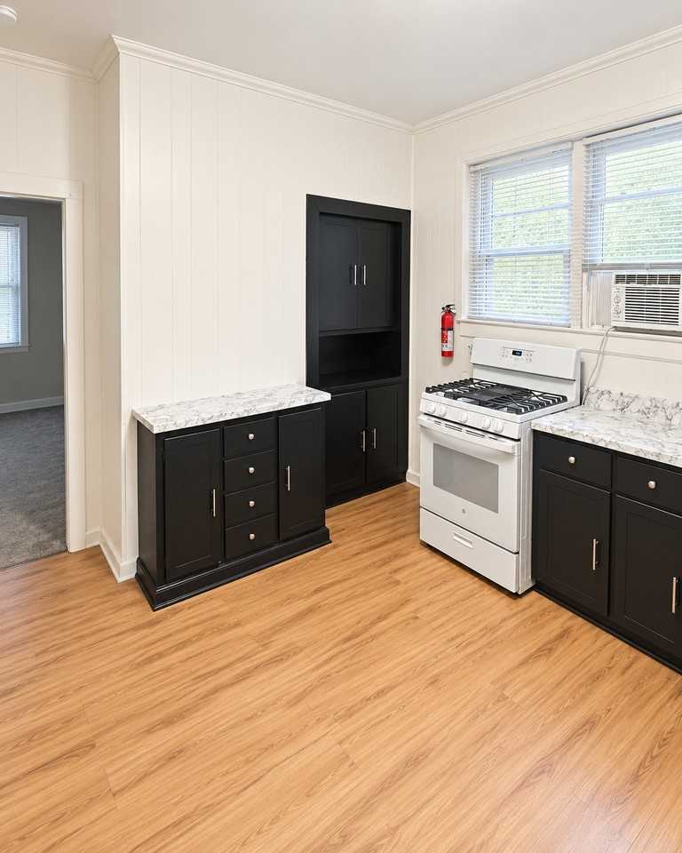 304 Oliver St - Photo 4 of 20
