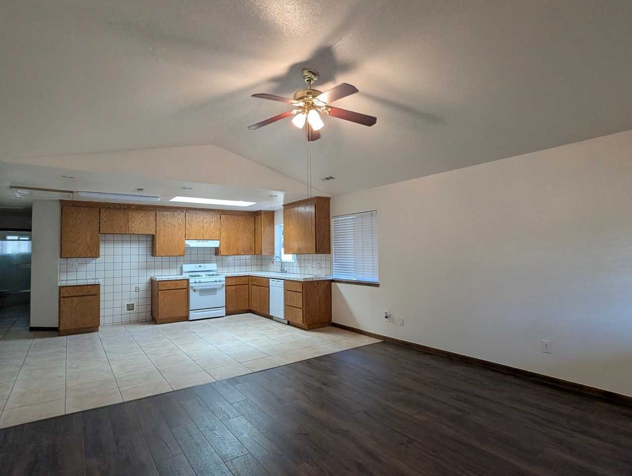 930 Bird St - Photo 3 of 15