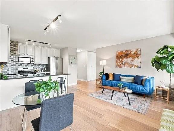 135 Montgomery St #7B - Photo 3 of 16