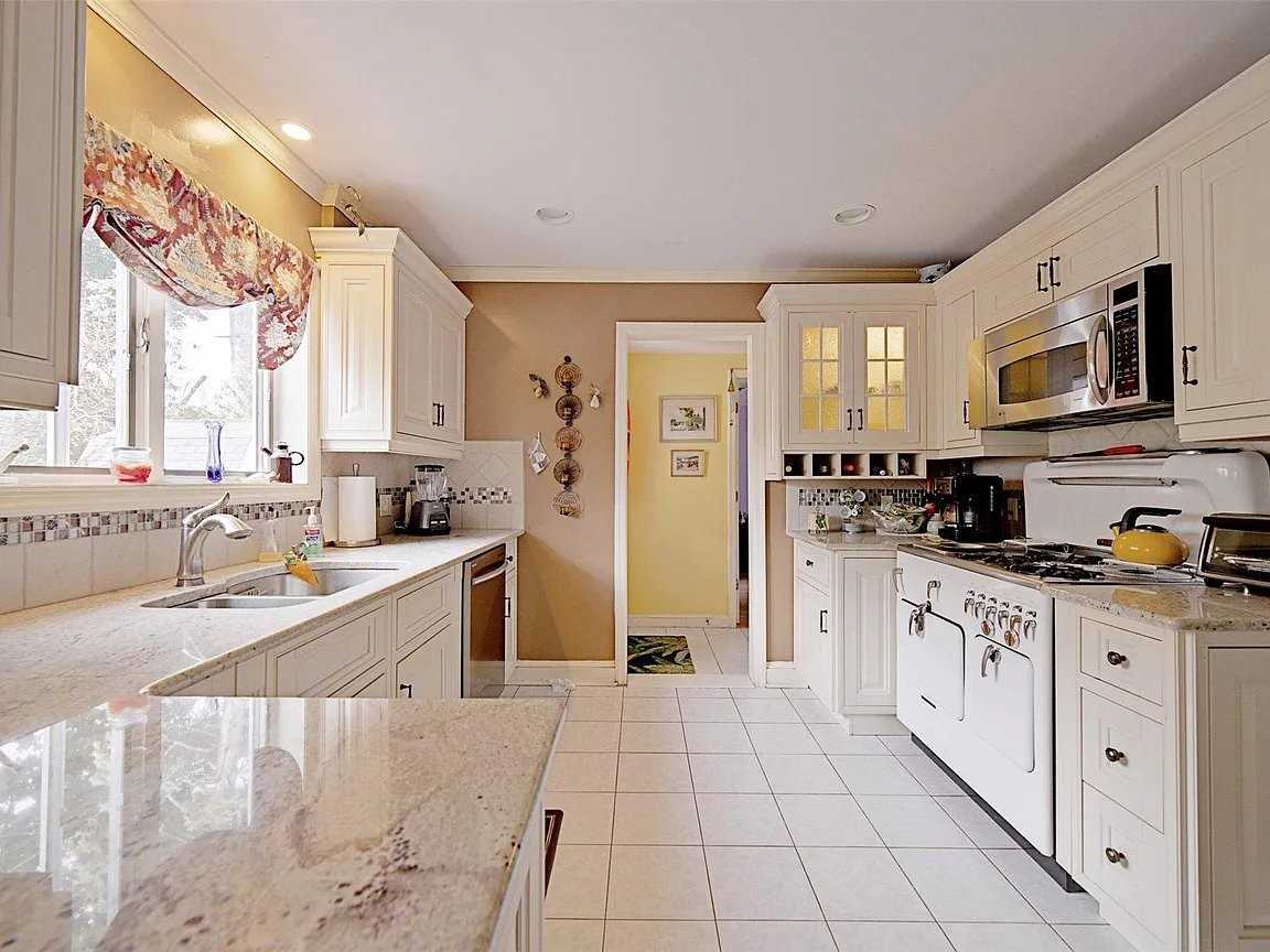 160 Cedar St - Photo 4 of 10