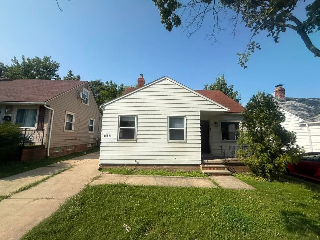 15811 Maplewood Ave - Photo 2 of 20